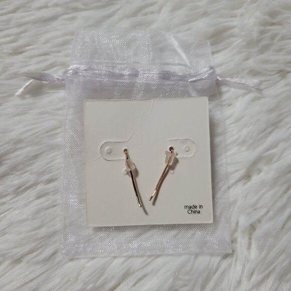 Humble Chic Leaf Design Earrings - Picture 2 of 6